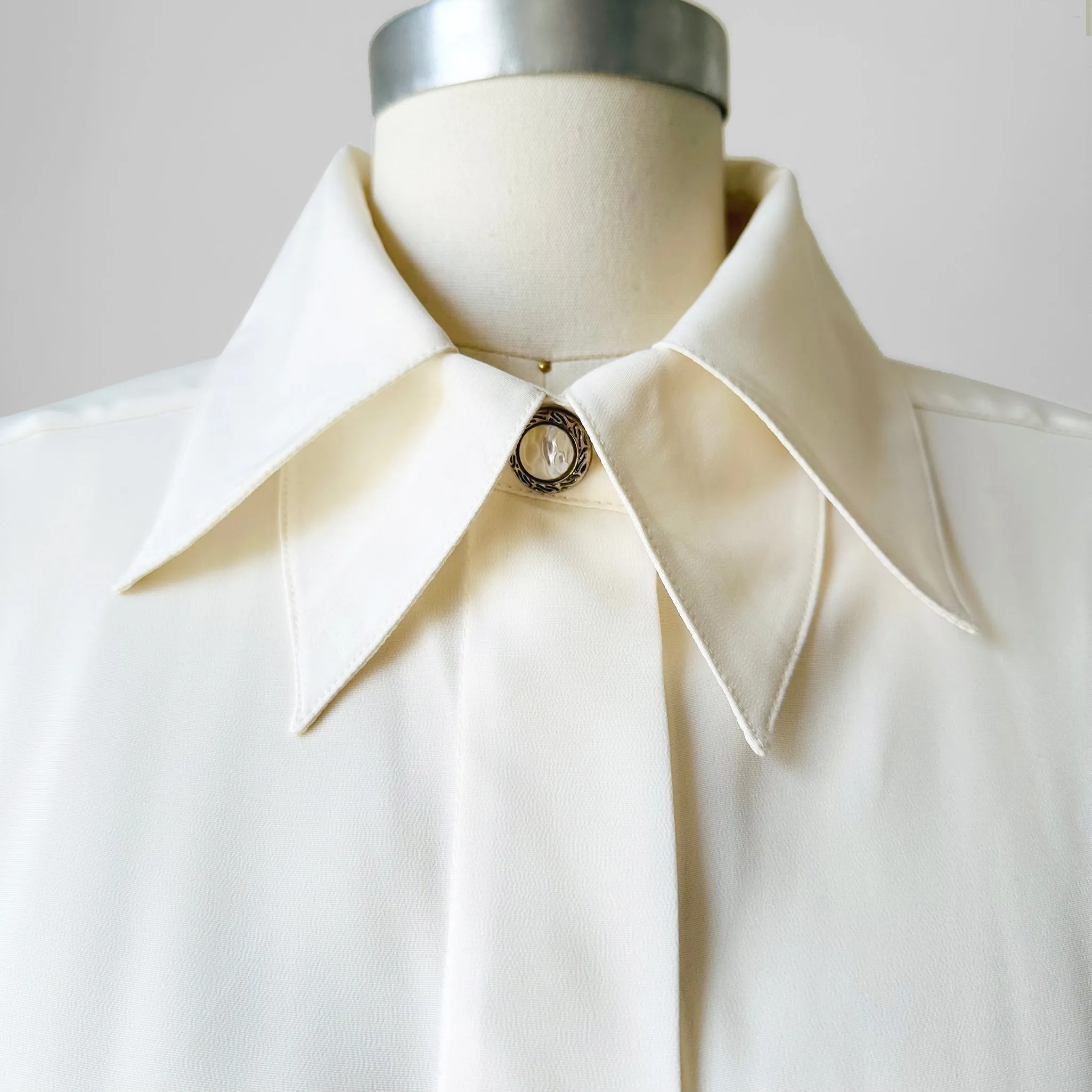 1980s Cream Double Collar Button-Front Blouse  - Sz. L/XL